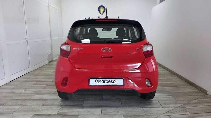 Usado Hyundai i10 67 CV (49 kW) 2020 Rojo Utilitario