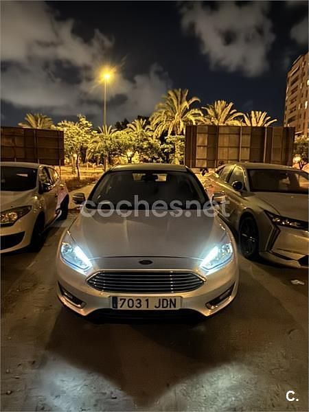 Gris / plata Usado 2015 Ford Focus Trend Berlina | 7600 € (Buen precio) - Imagen 1/4