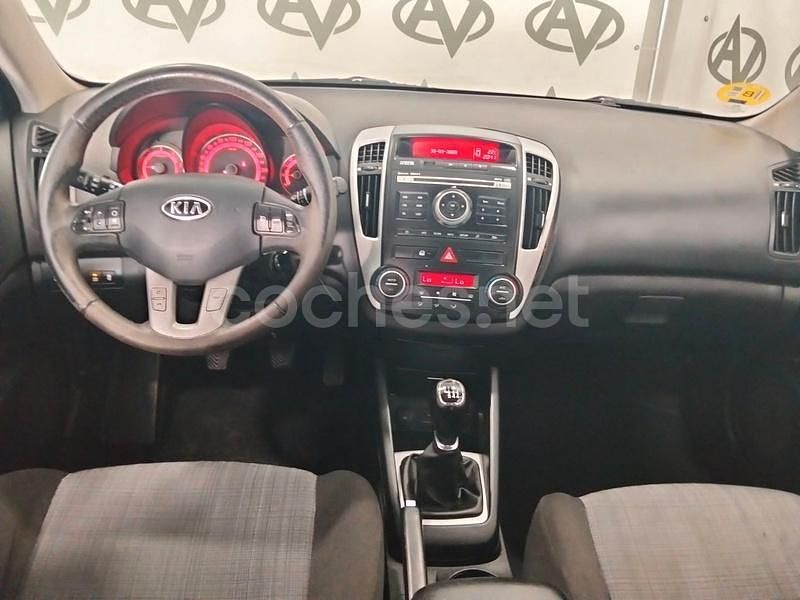 Usado Kia Ceed 128 CV (94 kW) 2011 Gris / plata Utilitario