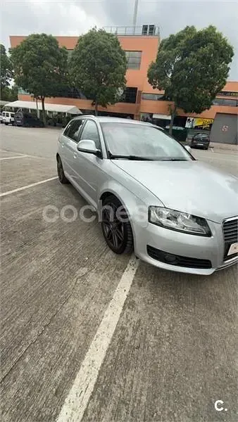 Usado Audi A3 Sportback Attraction 160 CV (117 kW) 2010 Gris / plata Utilitario