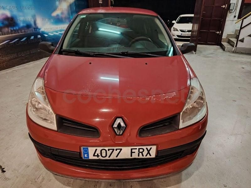 Usado Renault Clio II Authentique 75 CV (55 kW) 2007 Rojo Berlina