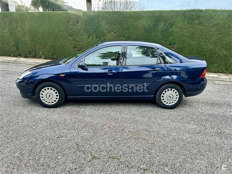 Usado Ford Focus Ghia 100 CV (73 kW) 2003 Azul Berlina