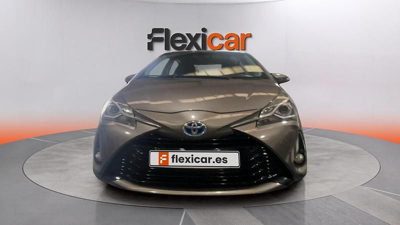 Usado Toyota Yaris Hybrid Active 100 CV (73 kW) 2022 Marrón Berlina