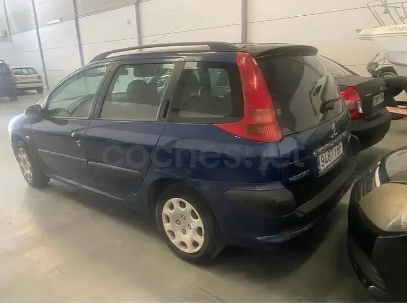Usado Peugeot 206 70 CV (51 kW) 2006 Azul Familiar