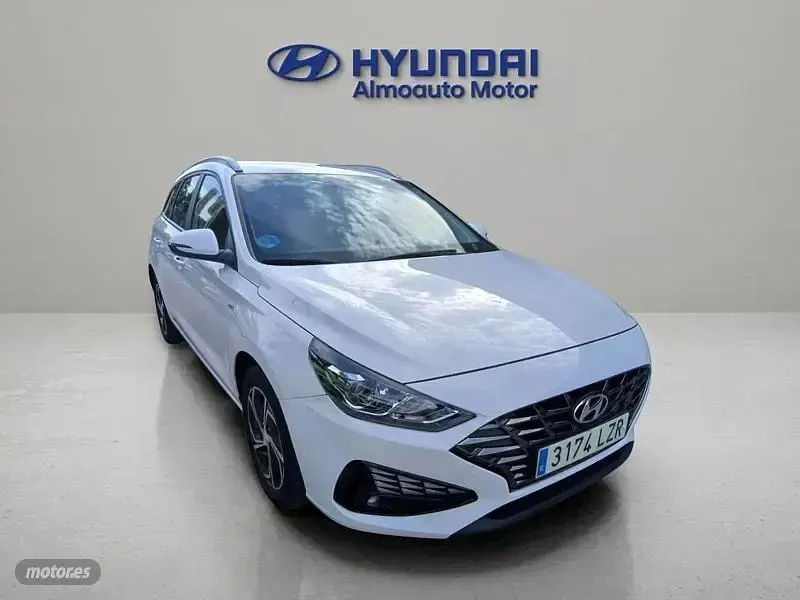 Usado Hyundai i30 120 CV (88 kW) 2022 Blanco Familiar