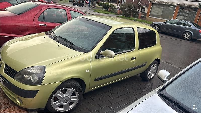 Usado Renault Clio II 75 CV (55 kW) 2003 Amarillo Berlina
