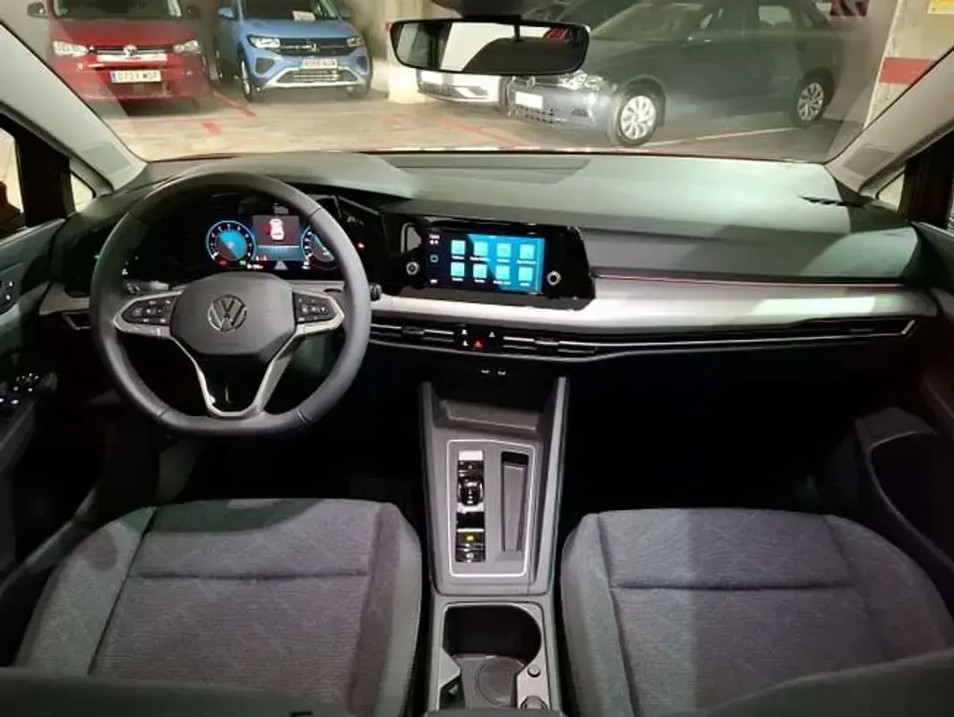 Używany VW Golf VIII 150 KM (110 kW) 2024 Czerwony Sedan/Limuzyna