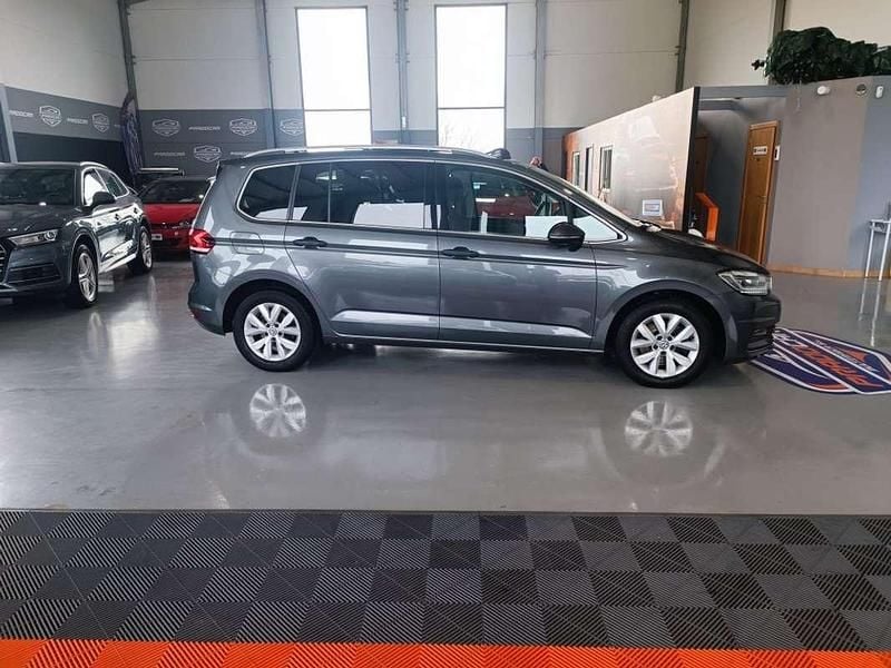 Usado VW Touran Advance 116 CV (85 kW) 2019 Gris / plata Monovolumen