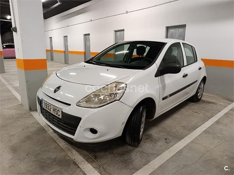 Usado Renault Clio III Collection 75 CV (55 kW) 2013 Blanco Berlina