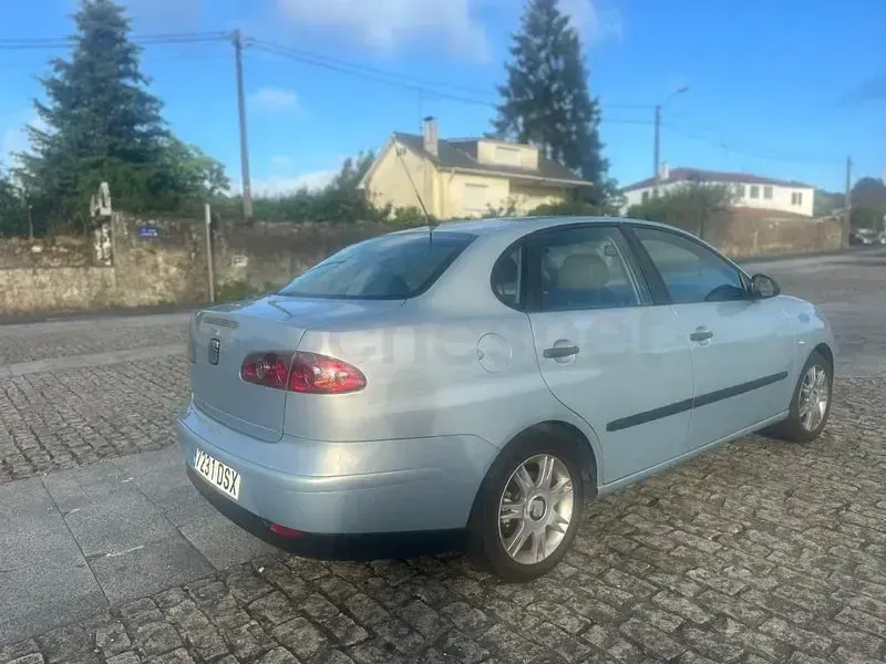 Usado Seat Cordoba Reference 100 CV (73 kW) 2005 Gris / plata Berlina