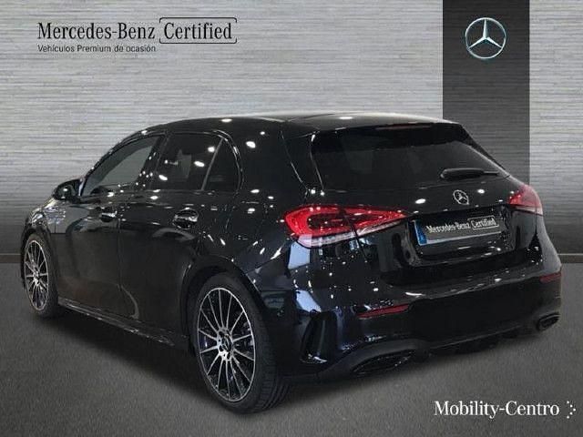 Usado Mercedes A180 AMG line 116 CV (85 kW) 2021 Negro cosmos Utilitario