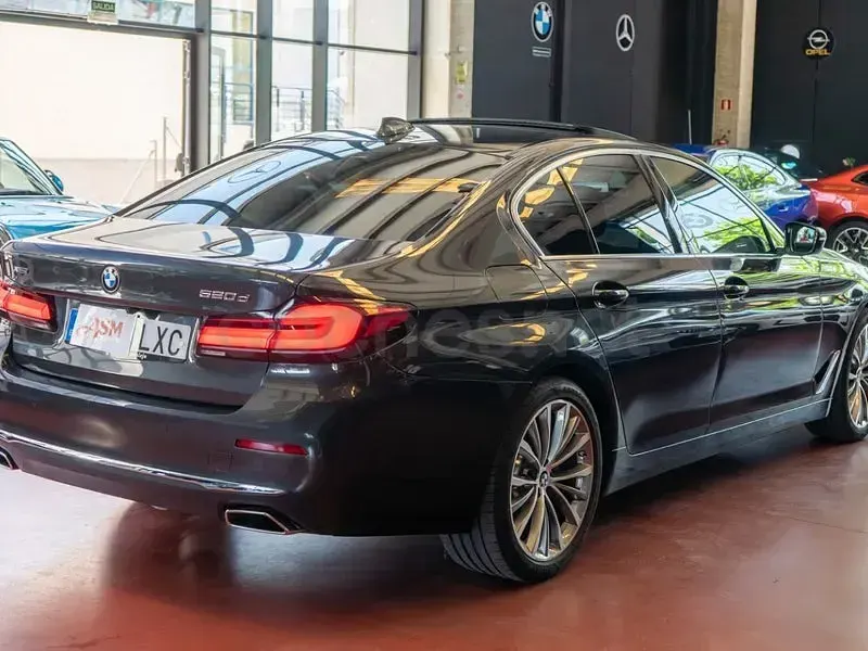 Usado BMW 520 Sport Line 190 CV (139 kW) 2022 Gris / plata Berlina