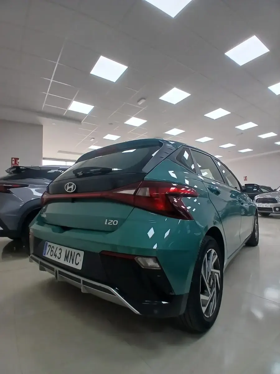 Usado Hyundai i20 100 CV (73 kW) 2024 Verde Utilitario