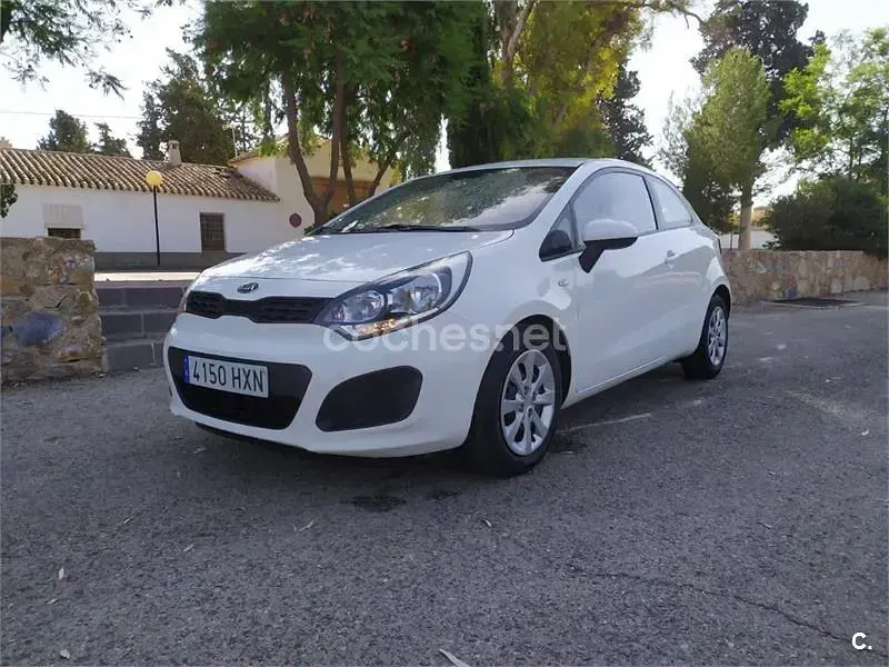 Usado Kia Rio 84 CV (61 kW) 2014 Blanco Berlina