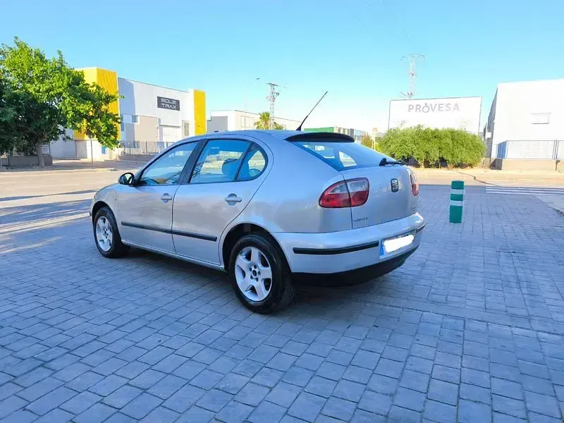 Usado Seat Leon Sport 110 CV (80 kW) 2004 Gris / plata Utilitario