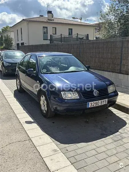 Usado VW Bora Trendline 115 CV (84 kW) 2001 Azul Berlina