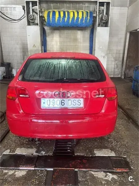 Usado Audi A3 Ambiente 140 CV (102 kW) 2005 Rojo Utilitario