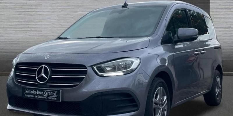 Gris claro Usado 2023 Mercedes 180 Berlina | 31.900 € - Imagen 1/4