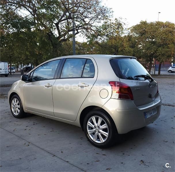 Usado Toyota Yaris Active 101 CV (74 kW) 2009 Beige Berlina