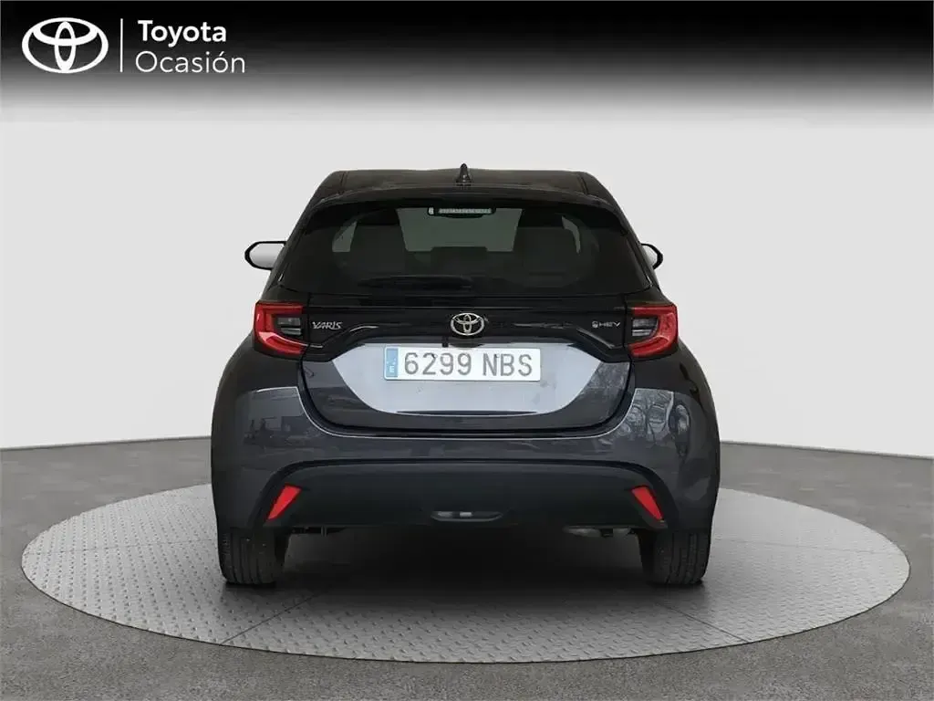 Usado Toyota Yaris Hybrid Active 116 CV (85 kW) 2025 Gris Monovolumen