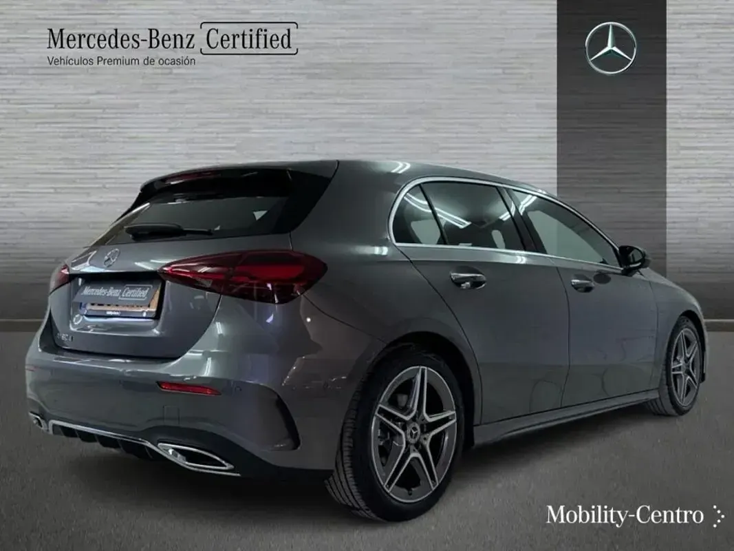 Usado Mercedes A180 AMG line 116 CV (85 kW) 2024 Gris montaña Utilitario