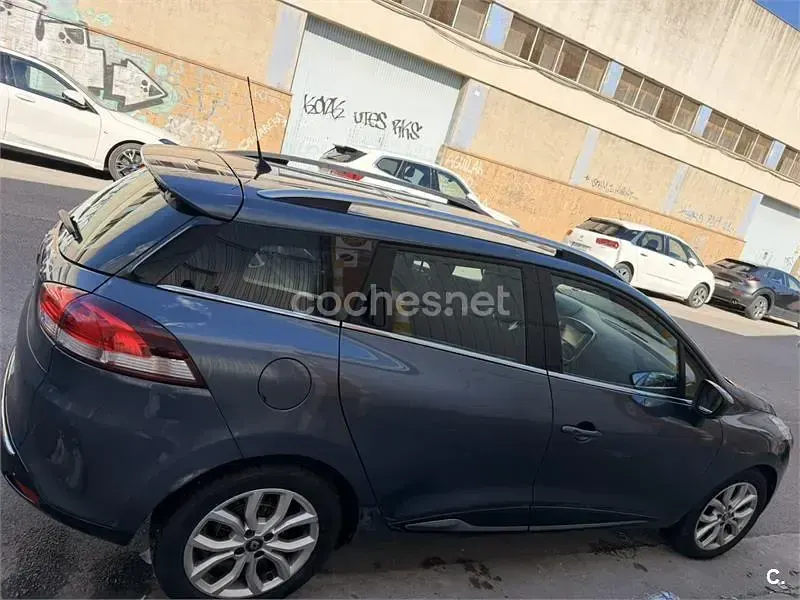 Usado Renault Clio Zen 120 CV (88 kW) 2018 Gris / plata Familiar