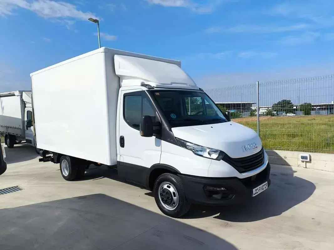 Usado Iveco Daily 160 CV (117 kW) 2023 Blanco Van