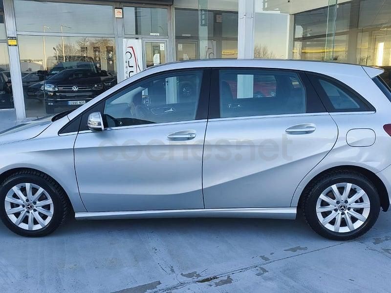 Usado Mercedes B180 109 CV (80 kW) 2018 Gris / plata Monovolumen