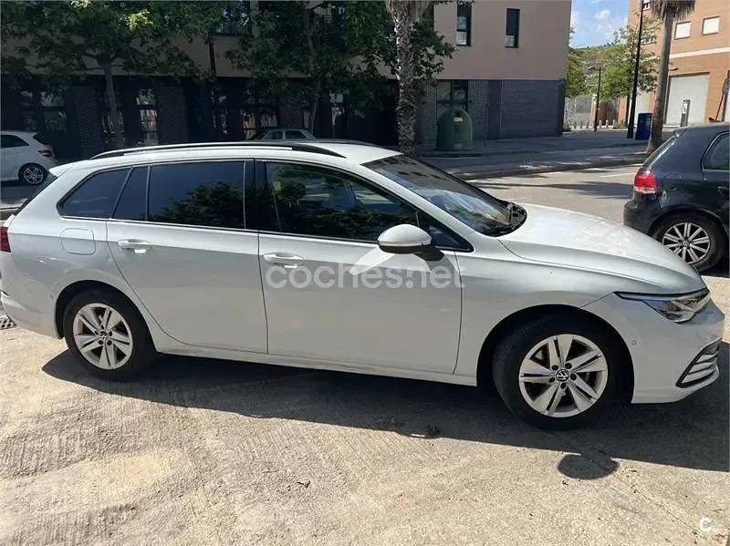 Usado VW Golf VIII Life 110 CV (80 kW) 2021 Blanco Familiar