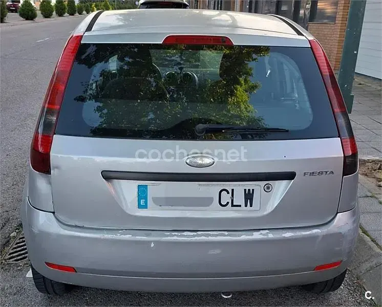 Usado Ford Fiesta Trend 68 CV (50 kW) 2003 Gris / plata Utilitario