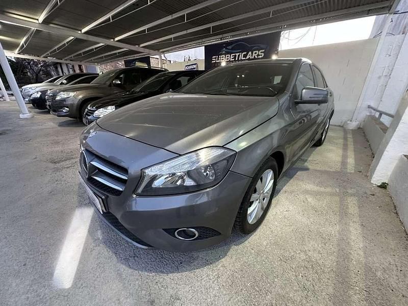 Usado Mercedes A180 AMG line 122 CV (89 kW) 2013 Plateado Utilitario