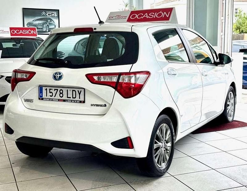 Usado Toyota Yaris Hybrid Active 99 CV (72 kW) 2020 Blanco Utilitario
