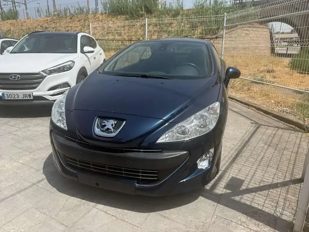 Usado Peugeot 308 CC Active 112 CV (82 kW) 2011 Azul Descapotable