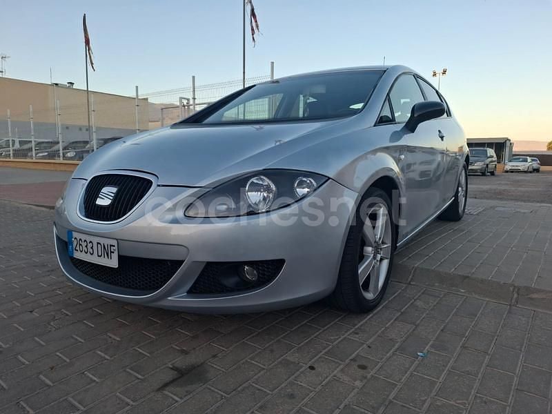 Usado Seat Leon Reference 140 CV (102 kW) 2005 Gris / plata Berlina