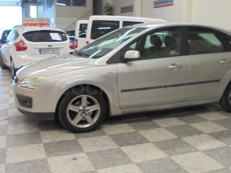 Usado Ford Focus Trend 109 CV (80 kW) 2006 Gris / plata Berlina