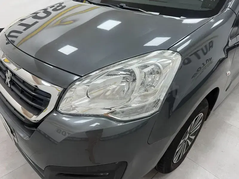 Usado Peugeot Partner Tepee Access 100 CV (73 kW) 2018 Gris / plata Monovolumen