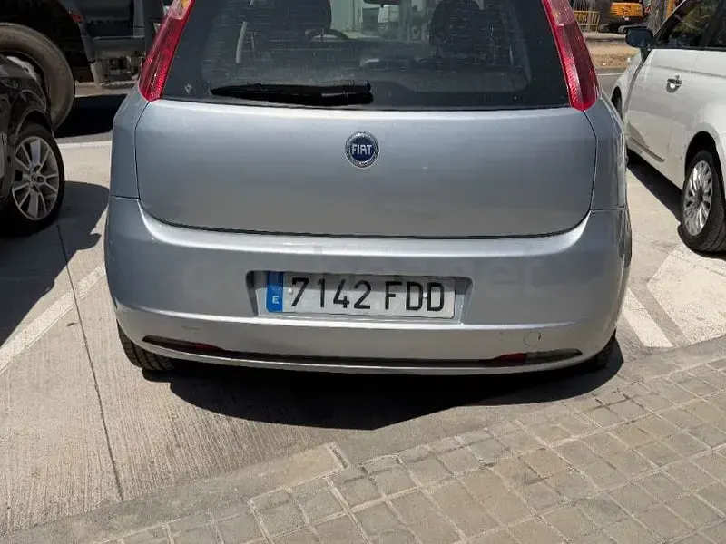 Usado Fiat Punto Dynamic 70 CV (51 kW) 2006 Gris / plata Utilitario