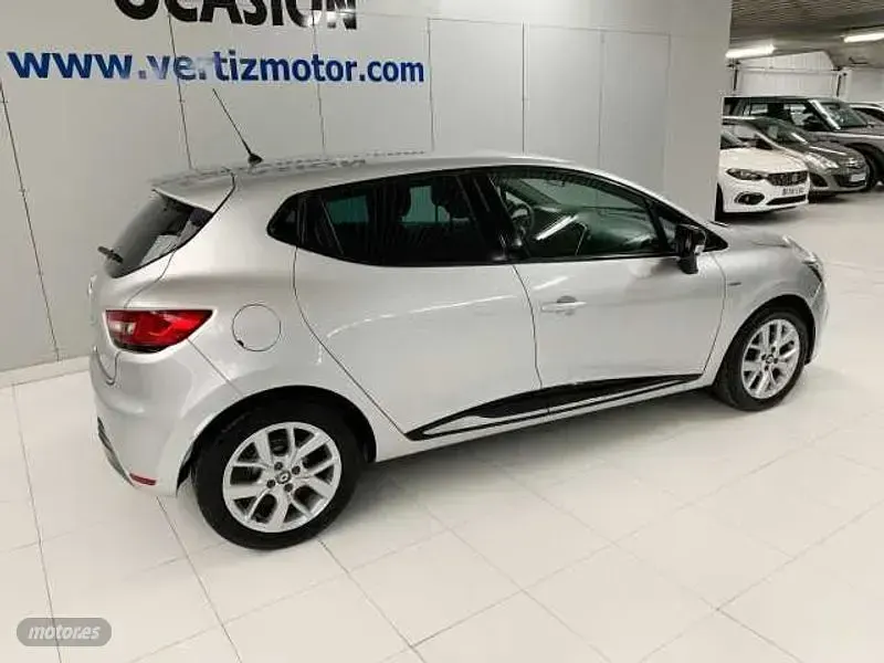 Usado Renault Clio LIMITED 90 CV (66 kW) 2019 Plateado