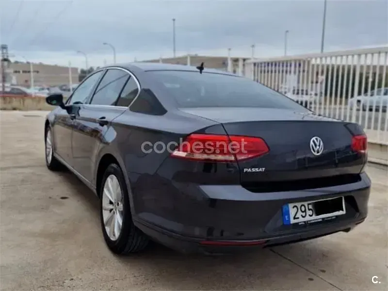 Usado VW Passat Edition 120 CV (88 kW) 2018 Negro Berlina