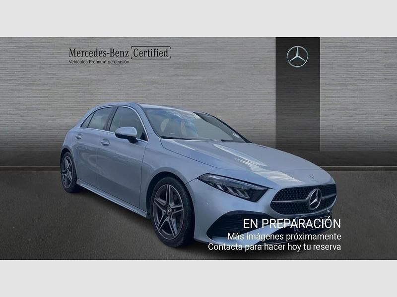 Usado Mercedes A180 136 CV (100 kW) 2025 Gris / plateado Berlina