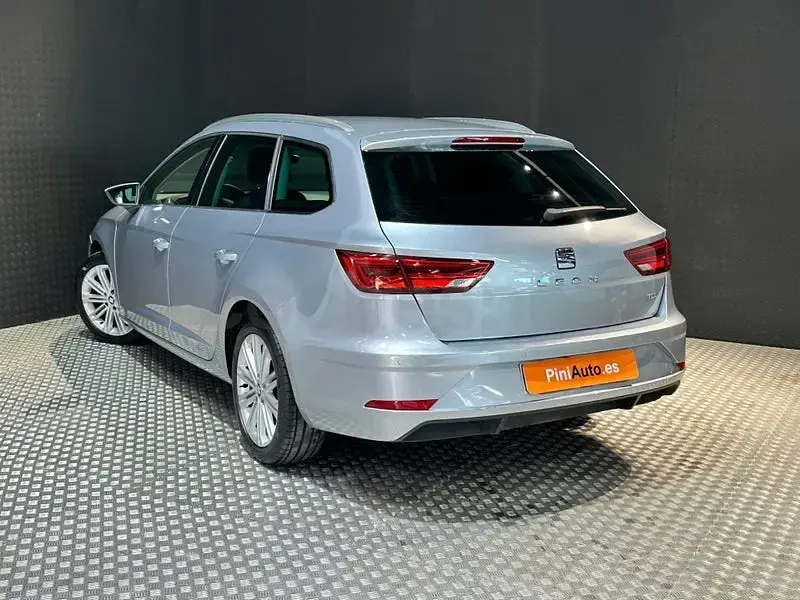 Usado Seat Leon XCELLENCE 130 CV (95 kW) 2020 Gris / plata Familiar