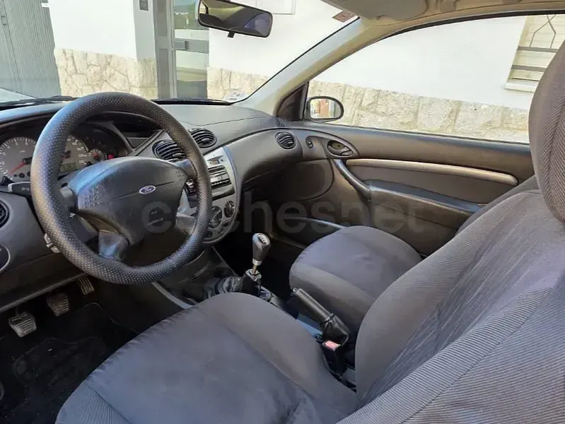 Usado Ford Focus Trend 115 CV (84 kW) 2001 Rojo Berlina