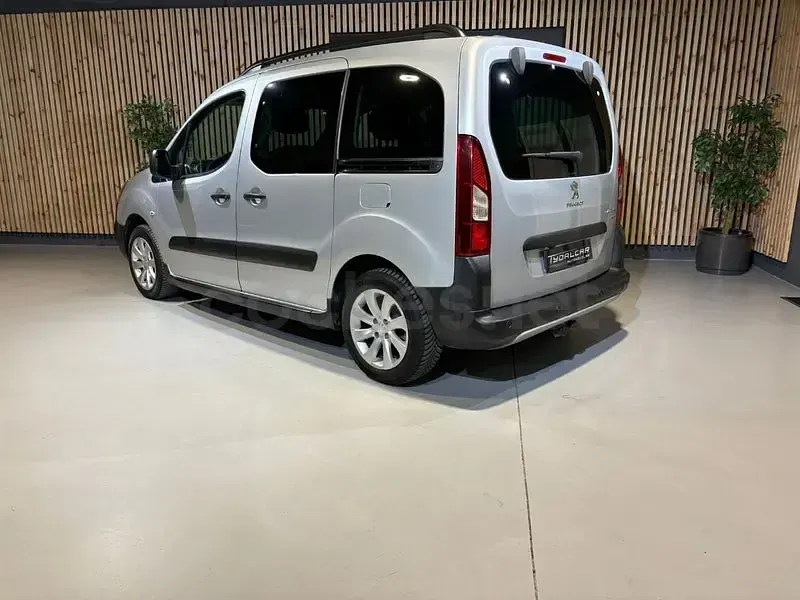 Usado Peugeot Partner Tepee Style 100 CV (73 kW) 2016 Gris / plata Monovolumen