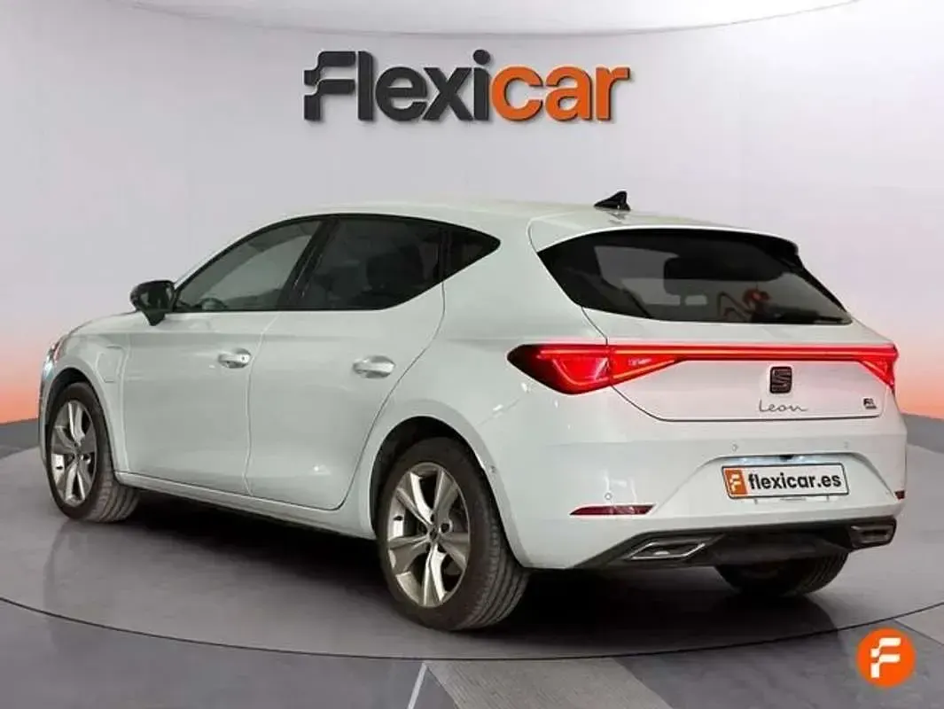 Usado Seat Leon FR 205 CV (150 kW) 2023 Blanco Utilitario