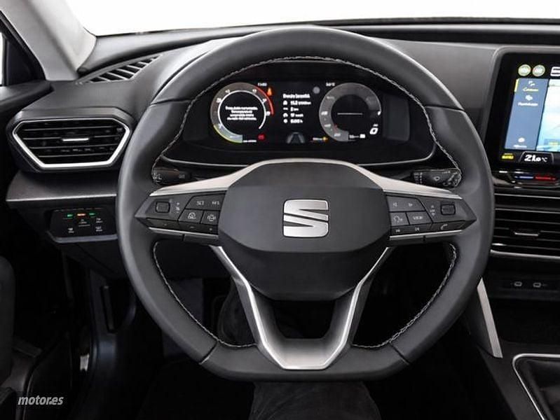 Usado Seat Leon Style 116 CV (85 kW) 2025 Negro Berlina