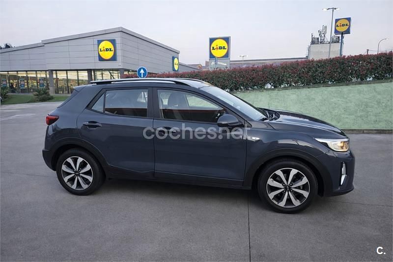 Usado Kia Stonic 100 CV (73 kW) 2021 Gris / plata SUV