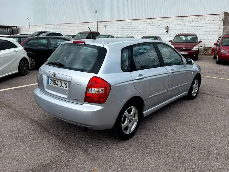 Usado Kia Cerato EX 112 CV (82 kW) 2005 Gris / plata Berlina