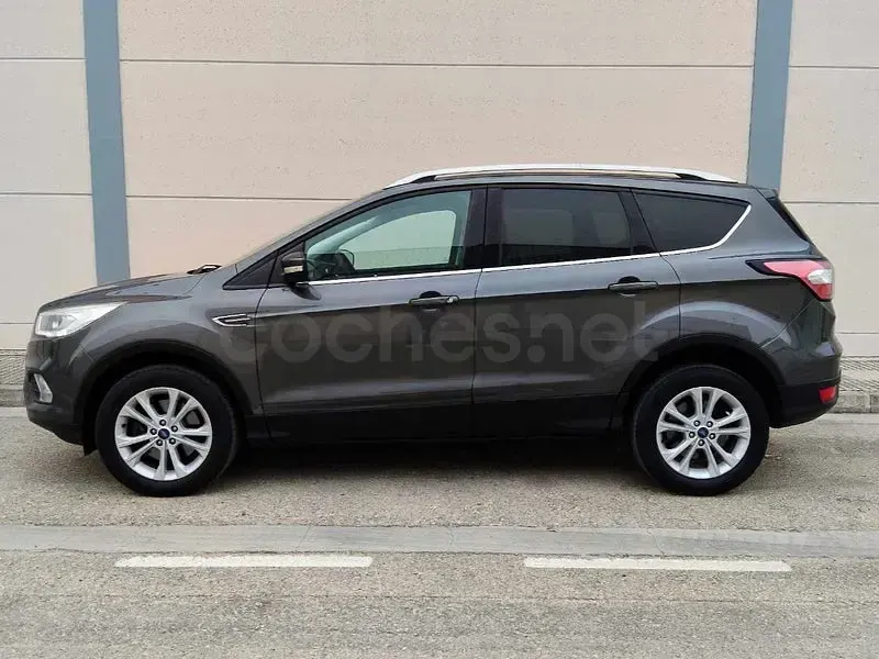 Usado Ford Kuga Titanium 150 CV (110 kW) 2018 Gris / plata SUV