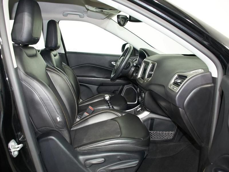 Usado Jeep Compass Night Eagle 120 CV (88 kW) 2018 Negro diamond SUV