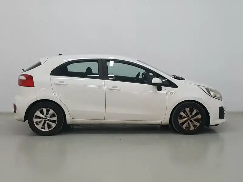 Usado Kia Rio 84 CV (61 kW) 2017 Blanco Berlina